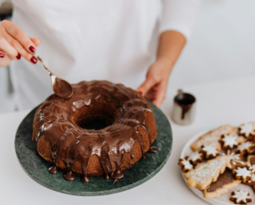 The Best Containers for Storing Moist Cakes Like Applesauce Spice Cake